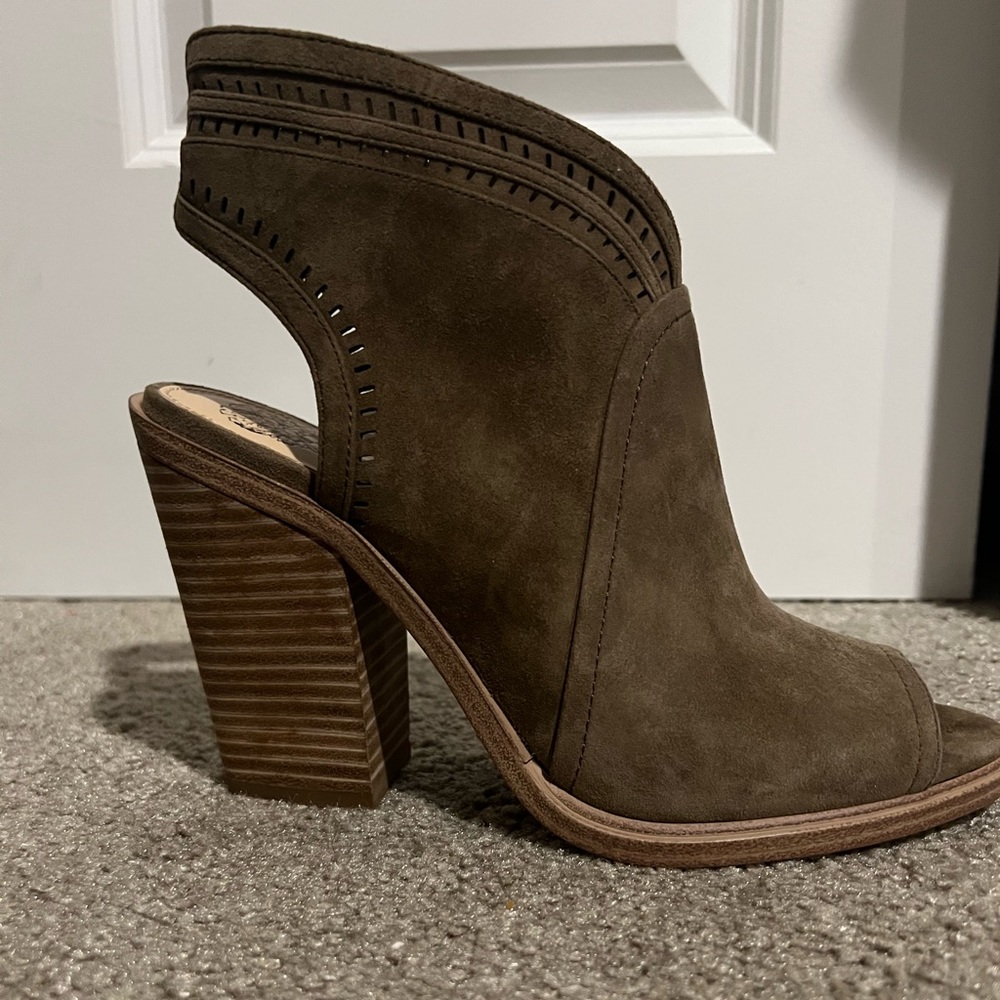 Booties peep toe.